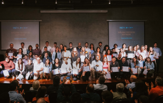 Foto grupal de los egresados del diploma tester de software