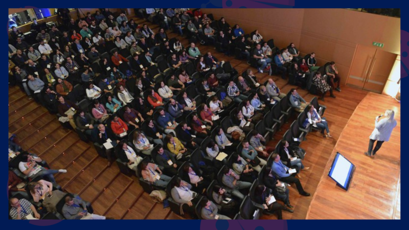 sala llena de público presenciando charla en TestingUy