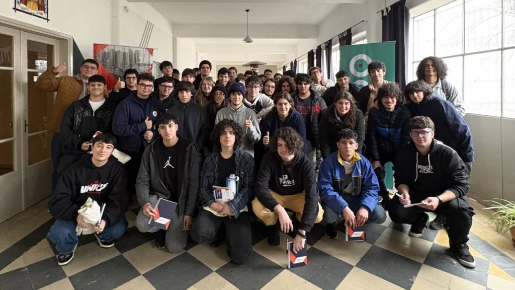 Estudiantes de distintas localidades de Colonia posan al finalizar la jornada de tecnología realizada en NODO Juan Lacaze.