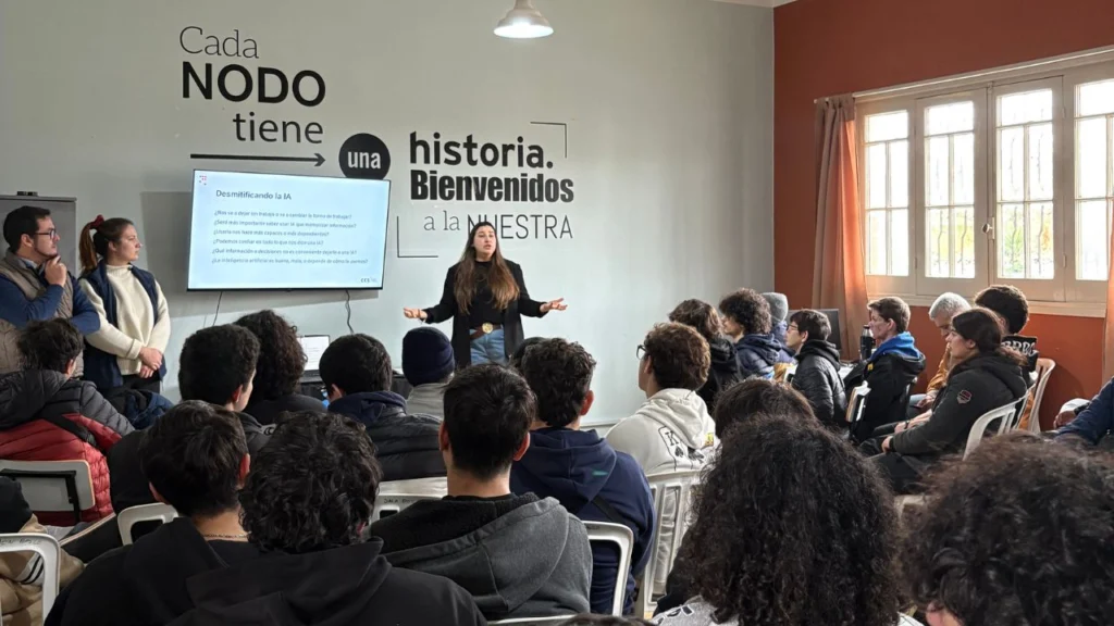 Representantes del CES conversan con estudiantes en NODO Juan Lacaze sobre inteligencia artificial y oportunidades en la industria TI.